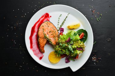 Fırında somon bifteği ve taze sebzeler. Üst Manzara. Boş kopyalama alanı.