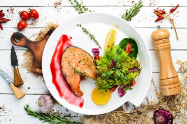 Fırında somon bifteği ve taze sebzeler. Üst Manzara. Boş kopyalama alanı.