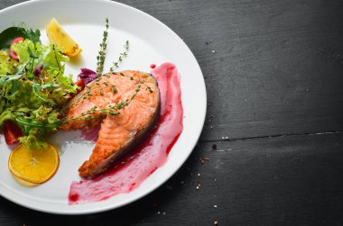 Fırında somon bifteği ve taze sebzeler. Üst Manzara. Boş kopyalama alanı.