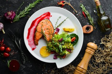 Fırında somon bifteği ve taze sebzeler. Üst Manzara. Boş kopyalama alanı.