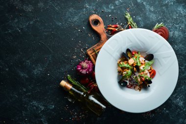 Tabakta geleneksel deniz ürünleri makarnası. Midye, karides, mürekkep balığı. Üst Manzara. Boş kopyalama alanı.