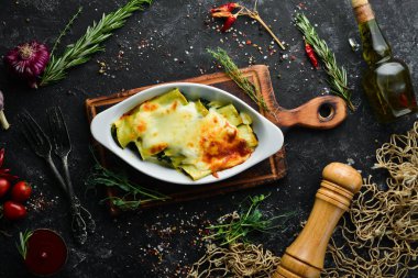 Ispanaklı, krem soslu, peynirli Cannelloni ezmesi. İtalyan mutfağı. Üst Manzara. Boş kopyalama alanı.