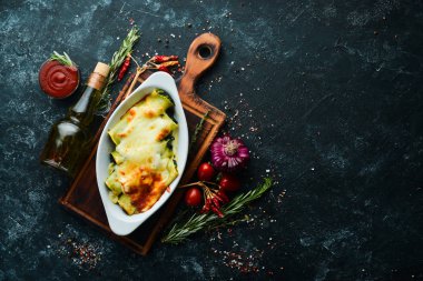 Ispanaklı, krem soslu, peynirli Cannelloni ezmesi. İtalyan mutfağı. Üst Manzara. Boş kopyalama alanı.