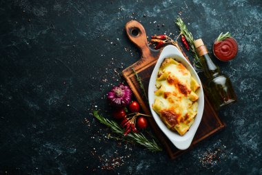 Et, krem sosu ve peynirle pişirilmiş Cannelloni ezmesi. İtalyan mutfağı. Üst Manzara. Boş kopyalama alanı.
