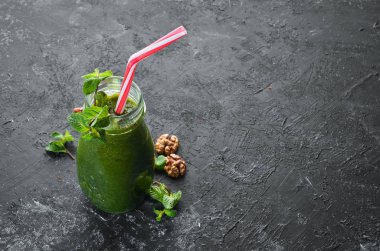 Yeşil meyve püresi. Elma, kivi, ıspanak ve kereviz. Üst Manzara. Boş kopyalama alanı.