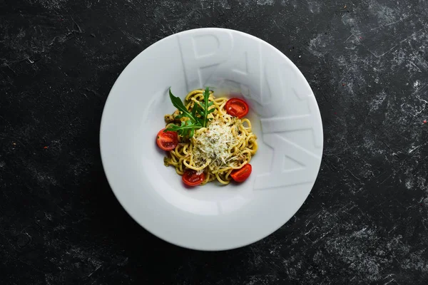 Włoski Tradycyjny Makaron Tuńczykiem Pomidorami Wiśniowymi Widok Góry Wolna Przestrzeń — Zdjęcie stockowe