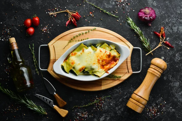 Каннеллони Паста Приготовленная Шпинатом Сливочным Соусом Сыром Итальянская Кухня Вид — стоковое фото