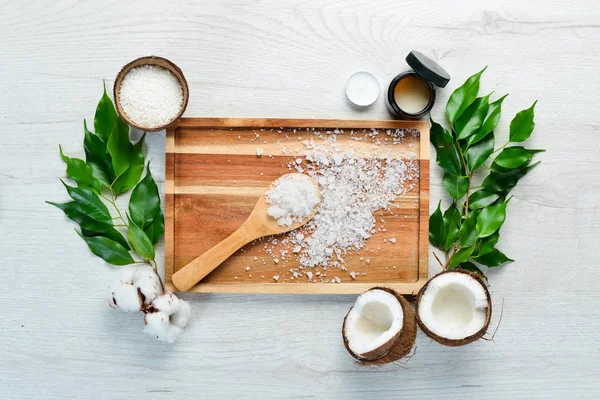 Kosmetik Berbasis Kelapa Sabun Dan Garam Laut Meja Putih Pemandangan — Stok Foto