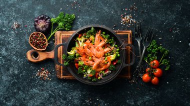 Kızartma tavasında sebzeli kızarmış karides. Deniz ürünleri. Üst Manzara. Metnin için boş yer.