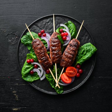 Kebap. Geleneksel ortadoğu, Arap ya da Akdeniz et kebabı sebze ve bitkilerle. Üst Manzara. Metnin için boş yer.