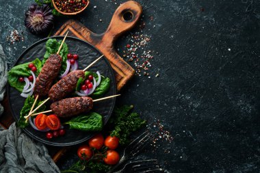 Kebap. Geleneksel ortadoğu, Arap ya da Akdeniz et kebabı sebze ve bitkilerle. Üst Manzara. Metnin için boş yer.