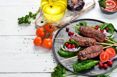 Kebap. Geleneksel ortadoğu, Arap ya da Akdeniz et kebabı sebze ve bitkilerle. Üst Manzara. Metnin için boş yer.
