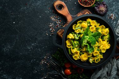 Yeşil sebzeli mısır makarnası. Ispanak, brokoli, makarna. Üst Manzara. Metnin için boş yer.