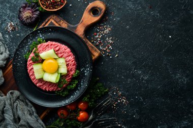 Yumurta sarısı ile etli tartar. Geleneksel mutfak. Üst Manzara. Metnin için boş yer.