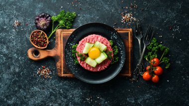 Yumurta sarısı ile etli tartar. Geleneksel mutfak. Üst Manzara. Metnin için boş yer.