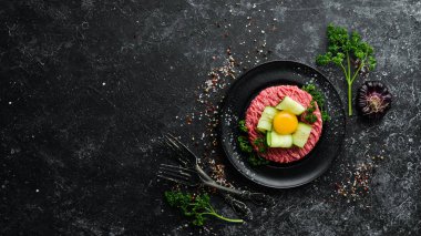 Yumurta sarısı ile etli tartar. Geleneksel mutfak. Üst Manzara. Metnin için boş yer.