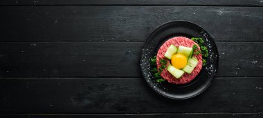 Yumurta sarısı ile etli tartar. Geleneksel mutfak. Üst Manzara. Metnin için boş yer.