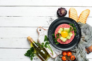 Yumurta sarısı ile etli tartar. Geleneksel mutfak. Üst Manzara. Metnin için boş yer.