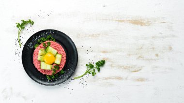 Yumurta sarısı ile etli tartar. Geleneksel mutfak. Üst Manzara. Metnin için boş yer.
