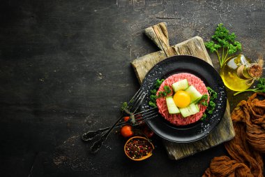 Yumurta sarısı ile etli tartar. Geleneksel mutfak. Üst Manzara. Metnin için boş yer.