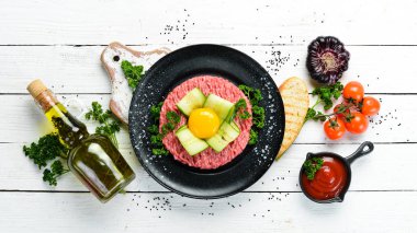 Yumurta sarısı ile etli tartar. Geleneksel mutfak. Üst Manzara. Metnin için boş yer.