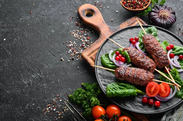 중동의 전통적 고기로는 채소와 허브로 Kebab 위에서 문자가 들어갈 수있는 — 스톡 사진