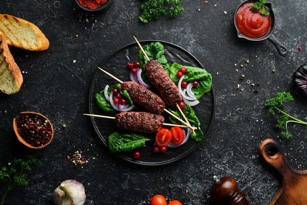 ケバブ 伝統的な中東 アラビア語または地中海の肉ケバブ野菜やハーブと 最上階だテキストの空き領域 — ストック写真