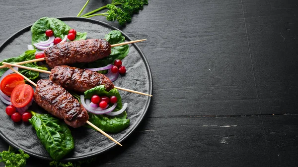 Dönerbude Traditioneller Mittelöstlicher Arabischer Oder Mediterraner Fleischspieß Mit Gemüse Und — Stockfoto