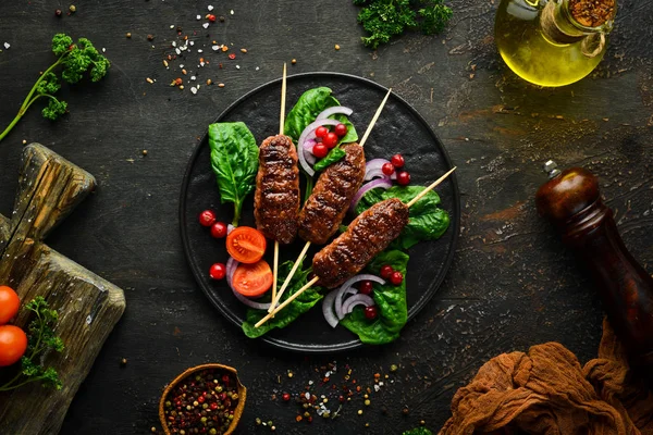 중동의 전통적 고기로는 채소와 허브로 Kebab 위에서 문자가 들어갈 수있는 — 스톡 사진