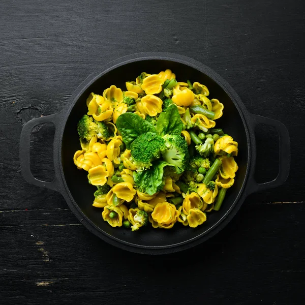Majspasta Med Gröna Grönsaker Spenat Broccoli Pasta Högst Upp Gratis — Stockfoto