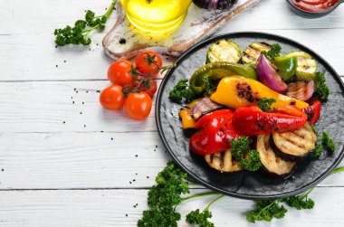 Izgara sebze. Paprika, soğan, patlıcan, kabak. Üst Manzara. Metnin için boş yer.