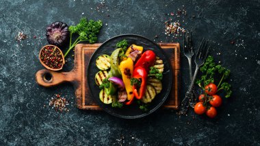 Izgara sebze. Paprika, soğan, patlıcan, kabak. Üst Manzara. Metnin için boş yer.