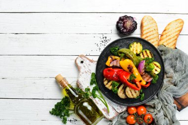 Izgara sebze. Paprika, soğan, patlıcan, kabak. Üst Manzara. Metnin için boş yer.