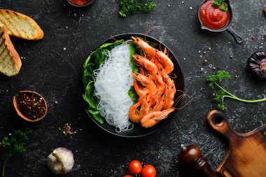 Karides ve ıspanaklı pirinç makarnası. Asya Geleneksel Mutfağı. Üst Manzara. Metnin için boş yer.