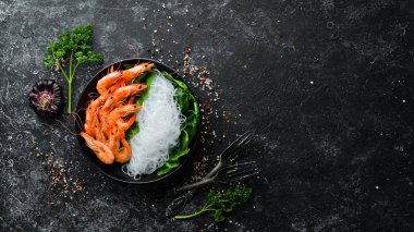 Karides ve ıspanaklı pirinç makarnası. Asya Geleneksel Mutfağı. Üst Manzara. Metnin için boş yer.