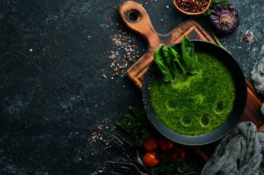 Ispanak çorbası. Sağlıklı yiyecekler. Üst Manzara. Metnin için boş yer.