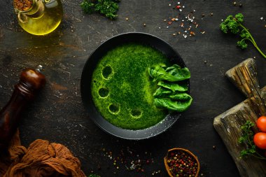 Ispanak çorbası. Sağlıklı yiyecekler. Üst Manzara. Metnin için boş yer.