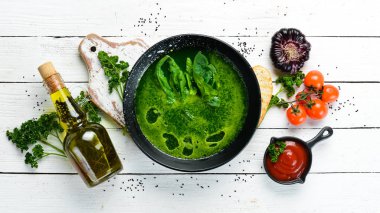 Ispanak çorbası. Sağlıklı yiyecekler. Üst Manzara. Metnin için boş yer.