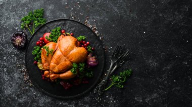 Sebzeli ve kızılcıklı fırında tavuk. Geleneksel şenlikli yemekler. Şükran Günü. Üst Manzara. Metnin için boş yer.