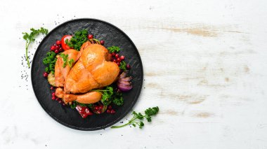 Sebzeli ve kızılcıklı fırında tavuk. Geleneksel şenlikli yemekler. Şükran Günü. Üst Manzara. Metnin için boş yer.