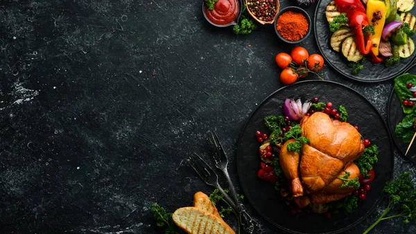 Pieczony Kurczak Warzywami Żurawinami Uroczyste Tradycyjne Jedzenie Święto Dziękczynienia Widok — Zdjęcie stockowe