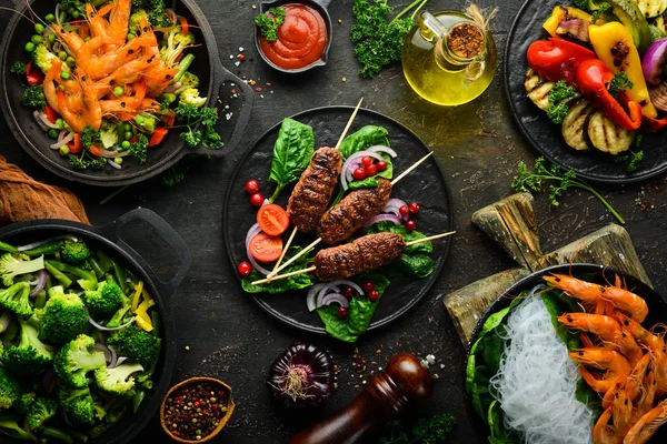 Conjunto Alimentos Pratos Legumes Carne Peixe Fundo Madeira Vista Superior — Fotografia de Stock