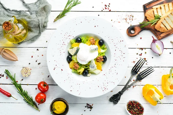 Salat Mit Gemüse Blauschimmelkäse Oliven Und Nüssen Gemüsesalat Ansicht Von — Stockfoto