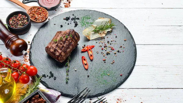 Steak Sapi Panggang Dengan Rempah Rempah Piring Batu Hitam Pepper — Stok Foto