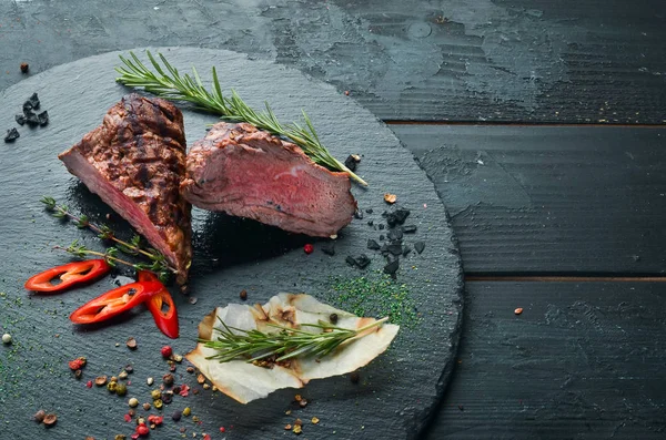 Bife Vitela Assado Com Especiarias Uma Placa Pedra Preta Bife — Fotografia de Stock