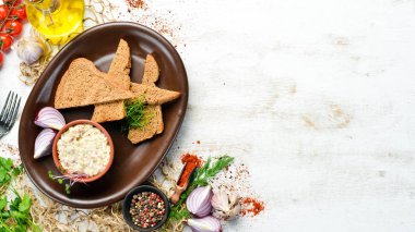 Ringa balıklı börek, krema sosu ve siyah ekmek. Üst Manzara. Metnin için boş yer. Kırsal biçim.