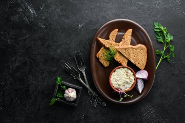 Ringa balıklı börek, krema sosu ve siyah ekmek. Üst Manzara. Metnin için boş yer. Kırsal biçim.