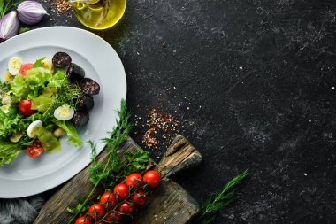 Sebze salatası, kanlı sosis ve mantar tabakta. Üst Manzara. Metnin için boş yer. Kırsal biçim.