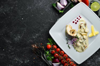 Mantar soslu fırında balık filetosu. Alabalık. Üst Manzara. Metnin için boş yer. Kırsal biçim.