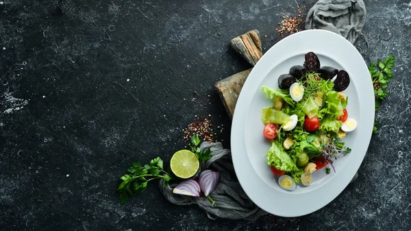 Ensalada Verduras Salchichas Champiñones Plato Vista Superior Espacio Libre Para — Foto de Stock